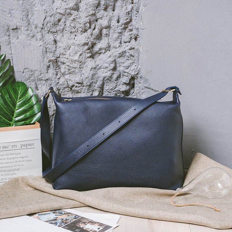 Genuine leather simple crossbody bag 22334 blue M - กระเป๋าแมสเซนเจอร์ - หนังแท้ สีน้ำเงิน