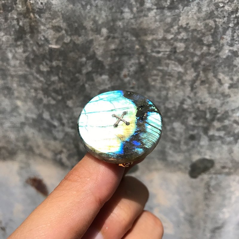 【Lost And Find】Natural labradorite hand carved button brooch pin - ต่างหู - เครื่องเพชรพลอย สีน้ำเงิน