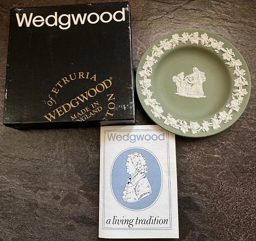 金銀寶貝 金銀寶貝 英國製經典瓷器 WEDGWOOD 墨綠色神話盤子