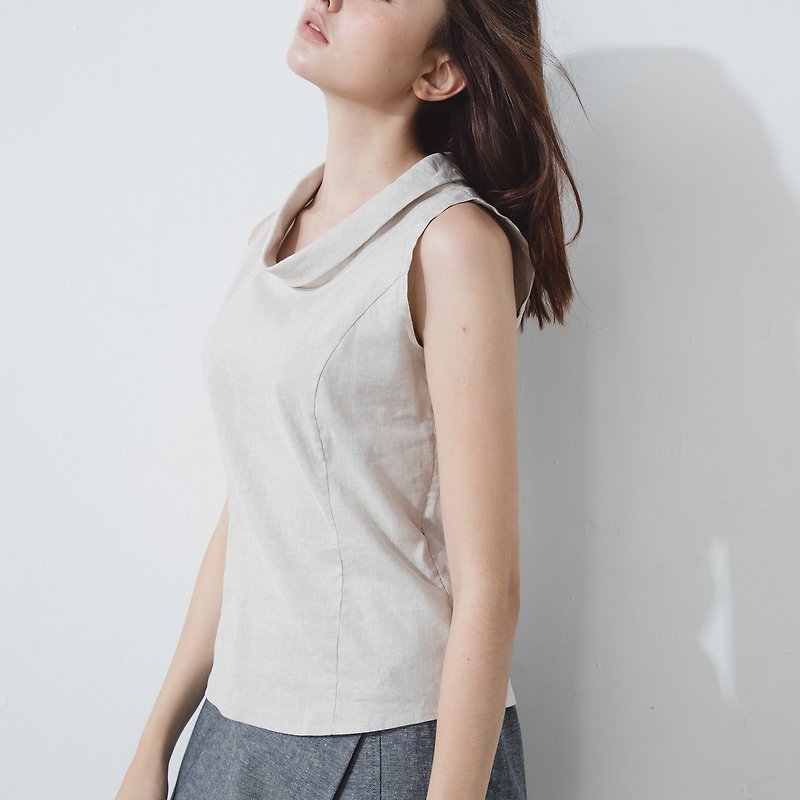 Foldable sleeveless turtleneck - Beige - เสื้อกั๊กผู้หญิง - ผ้าฝ้าย/ผ้าลินิน สีกากี
