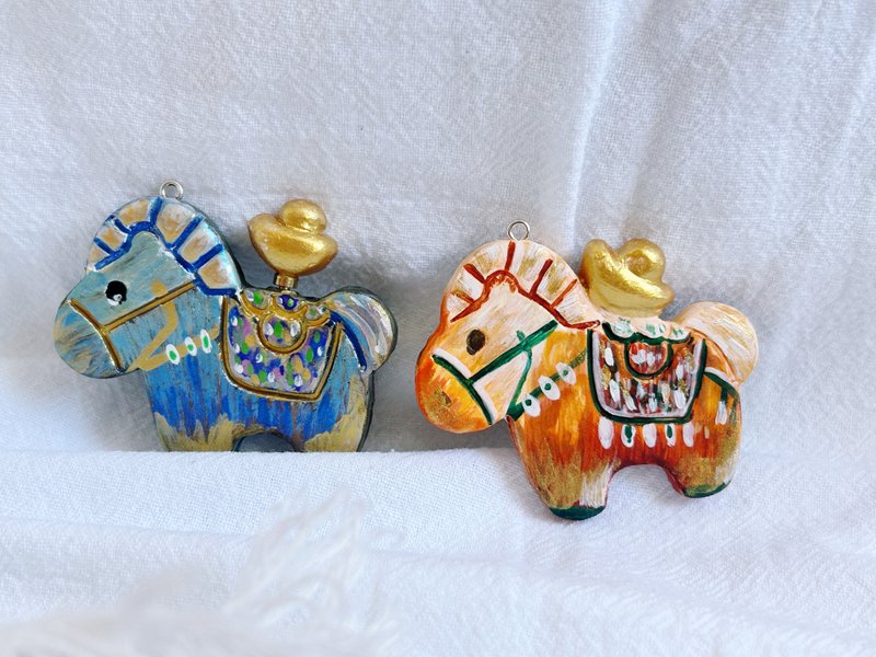 Hand-painted oil painting style Tang three-color horse year keychain original te - พวงกุญแจ - วัสดุอื่นๆ 