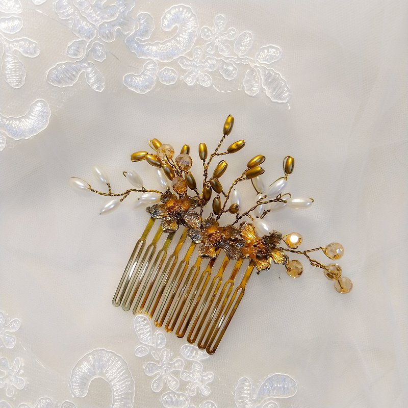 Wearing a golden flower earring series - bridal hair comb. French comb. Self-service wedding - sister - เครื่องประดับผม - โลหะ สีทอง