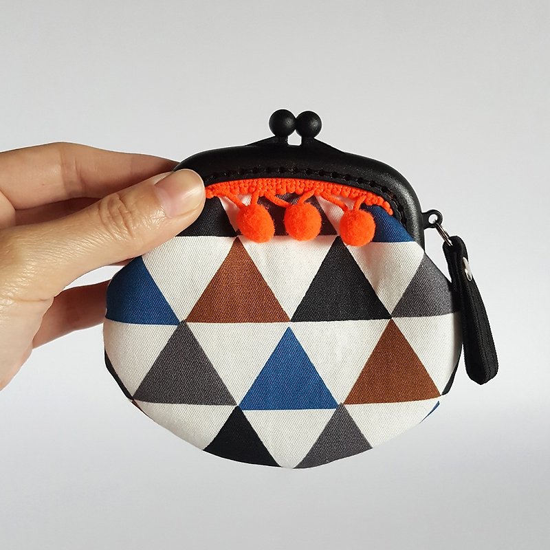 Geometric triangle fur ball tassel plastic mouth purse - กระเป๋าใส่เหรียญ - ผ้าฝ้าย/ผ้าลินิน สีดำ