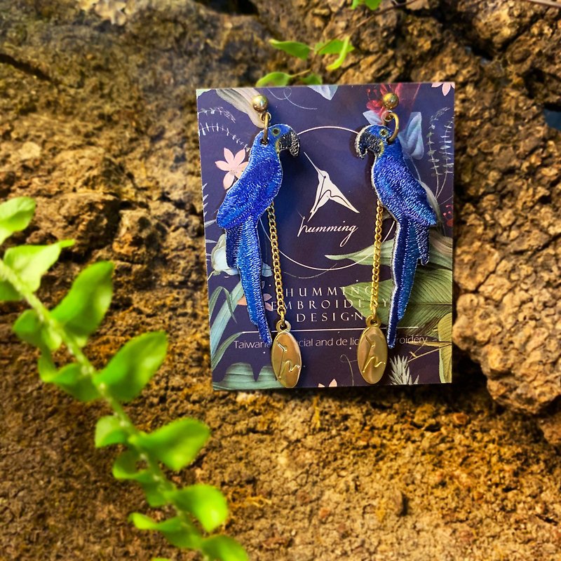 耳環 藍紫金剛鸚鵡 刺繡耳夾 手工 禮物 禮盒 生日 - 耳環/耳夾 - 繡線 藍色