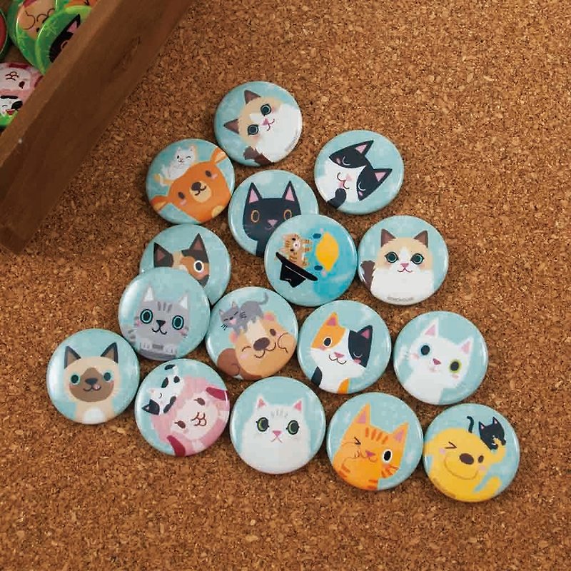 Finally, 1 small round badges: Party cat family (the entire group of 16 full paragraph) - Badges & Pins - Other Metals 