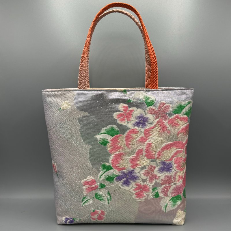 Kimono Obijime Remake Tote bag - กระเป๋าถือ - ผ้าไหม สีเงิน