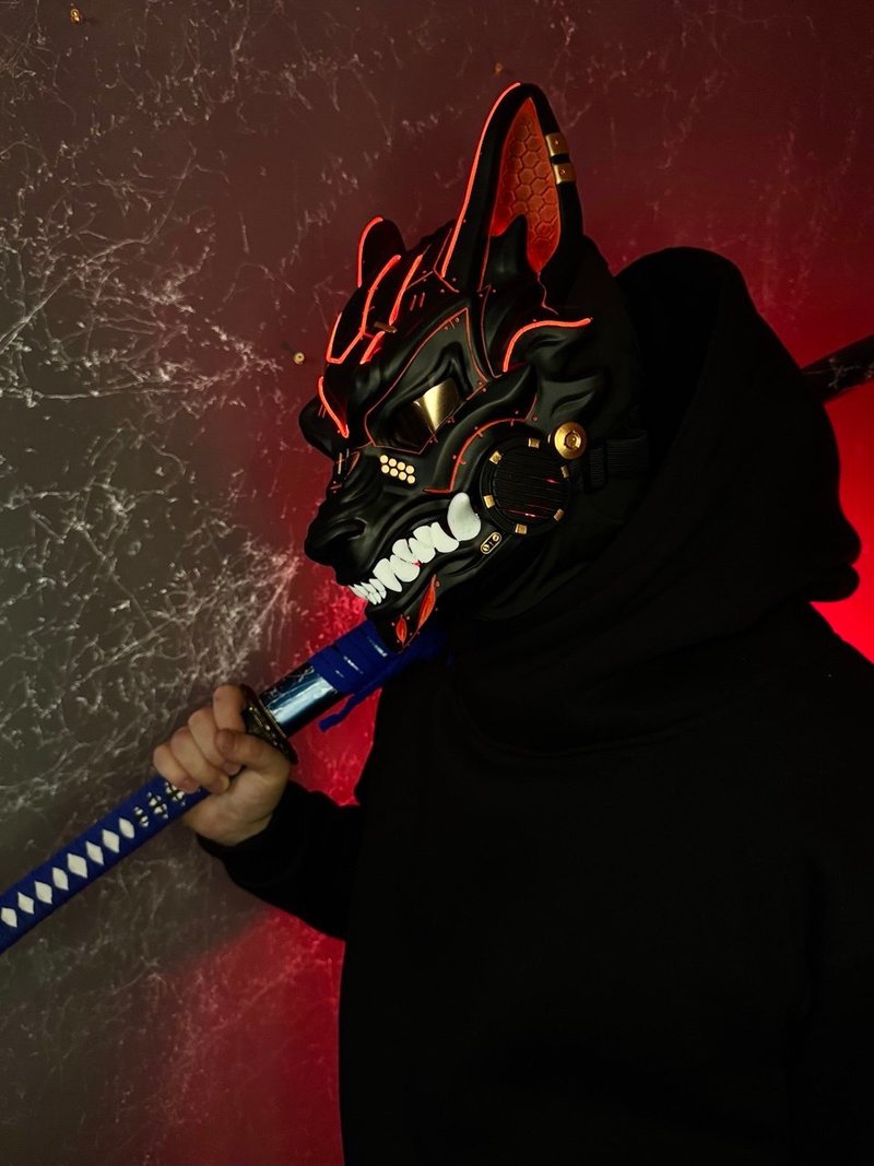 Cyberpunk Kitsune mask Black Red & LED lights, Cyberpunk Helmet, Futuristic Mask - 口罩/口罩收納套 - 樹脂 黑色