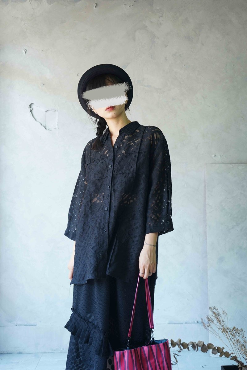 尋寶古著-黑色個性簍空蕾絲緹花寬鬆長版襯衫 - 女襯衫 - 聚酯纖維 黑色