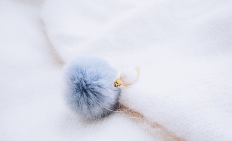 雲絮--金屬半圓灰藍毛球夾式耳環 - 耳環/耳夾 - 其他金屬 藍色