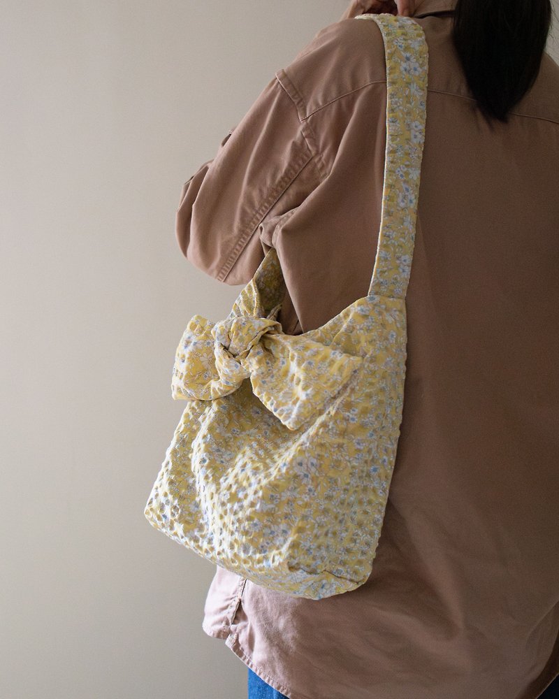 Tie a Knot Shoulder Bag | Japan Plisse Cotton (Light yellow floral) - กระเป๋าแมสเซนเจอร์ - ผ้าฝ้าย/ผ้าลินิน สีเหลือง