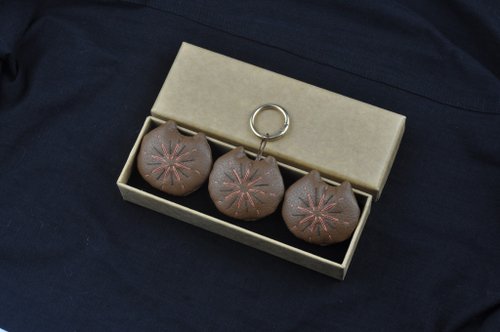 Thing.Is 形物識 手工刺繡花火貓咪飾品3入 冰箱貼 鑰匙扣吊飾 胸針 咖啡色