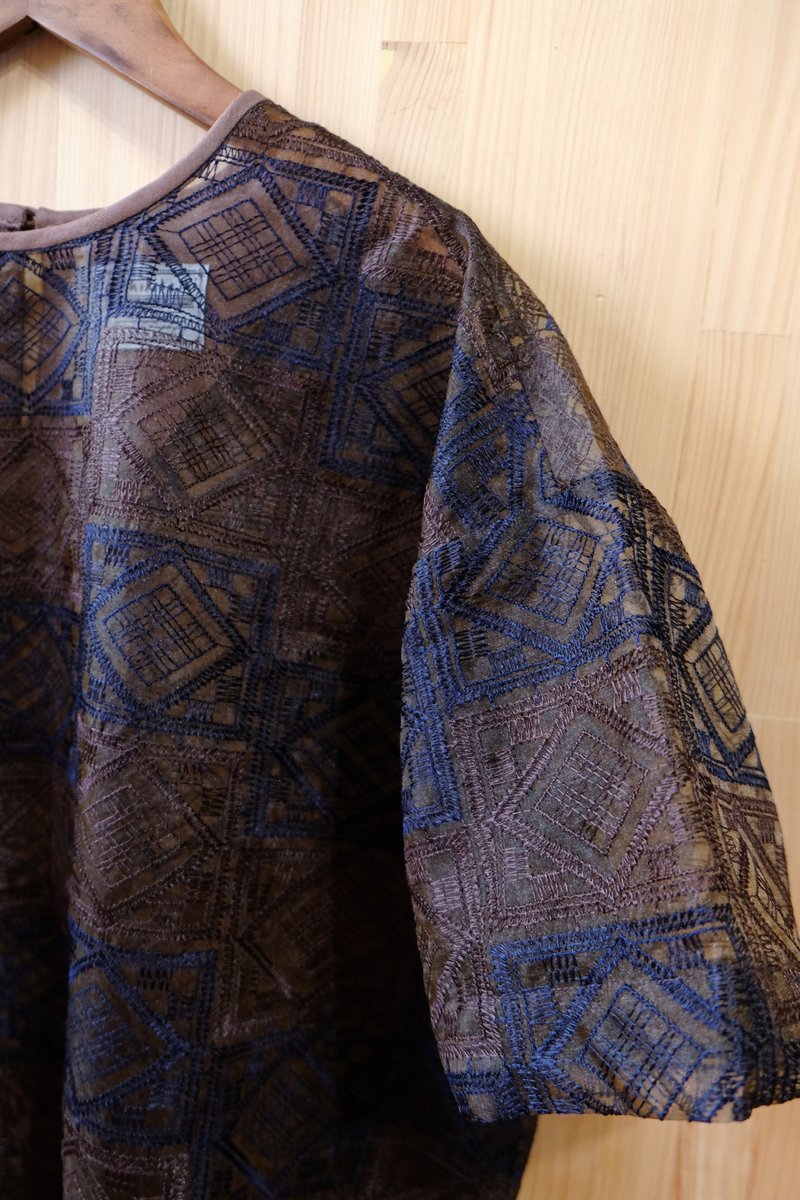 圓領蕾絲落肩上衣/ 咖藍幾何 - 女上衣/長袖上衣 - 其他人造纖維 多色