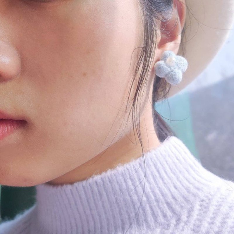 [Handmade] temperament flower wool felt earrings - ต่างหู - ขนแกะ สีน้ำเงิน