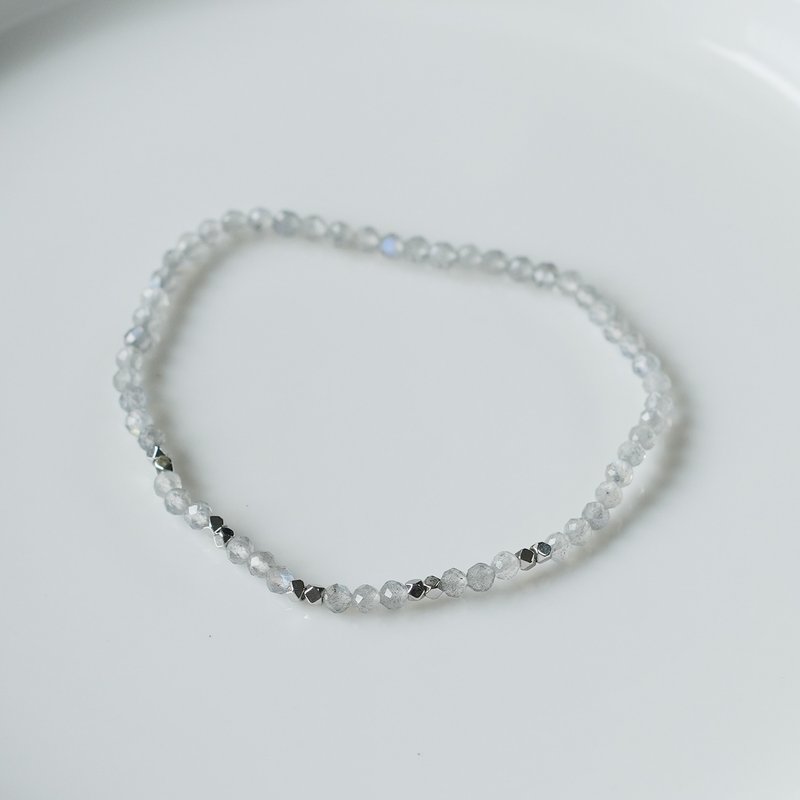 June Birthstone: A Blue-Grey Moonstone Bracelet Filled with Mystery. - สร้อยข้อมือ - เครื่องประดับพลอย ขาว