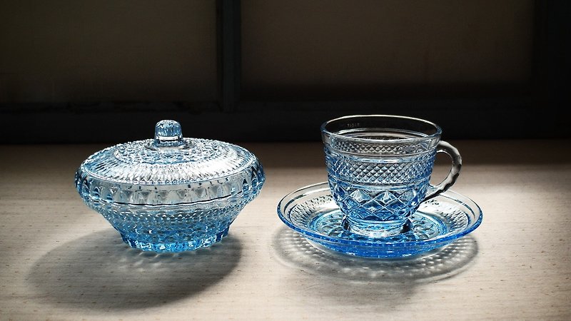 Early coffee cups and saucers-sugar cubes (glass / cut / storage)