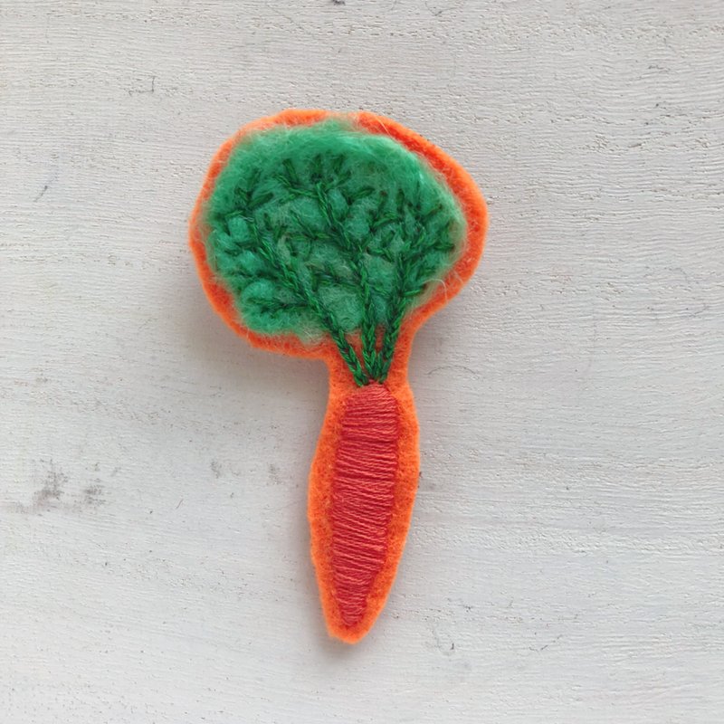 ニンジンの羊毛フェルト刺繍ブローチ - 胸針 - 羊毛 橘色