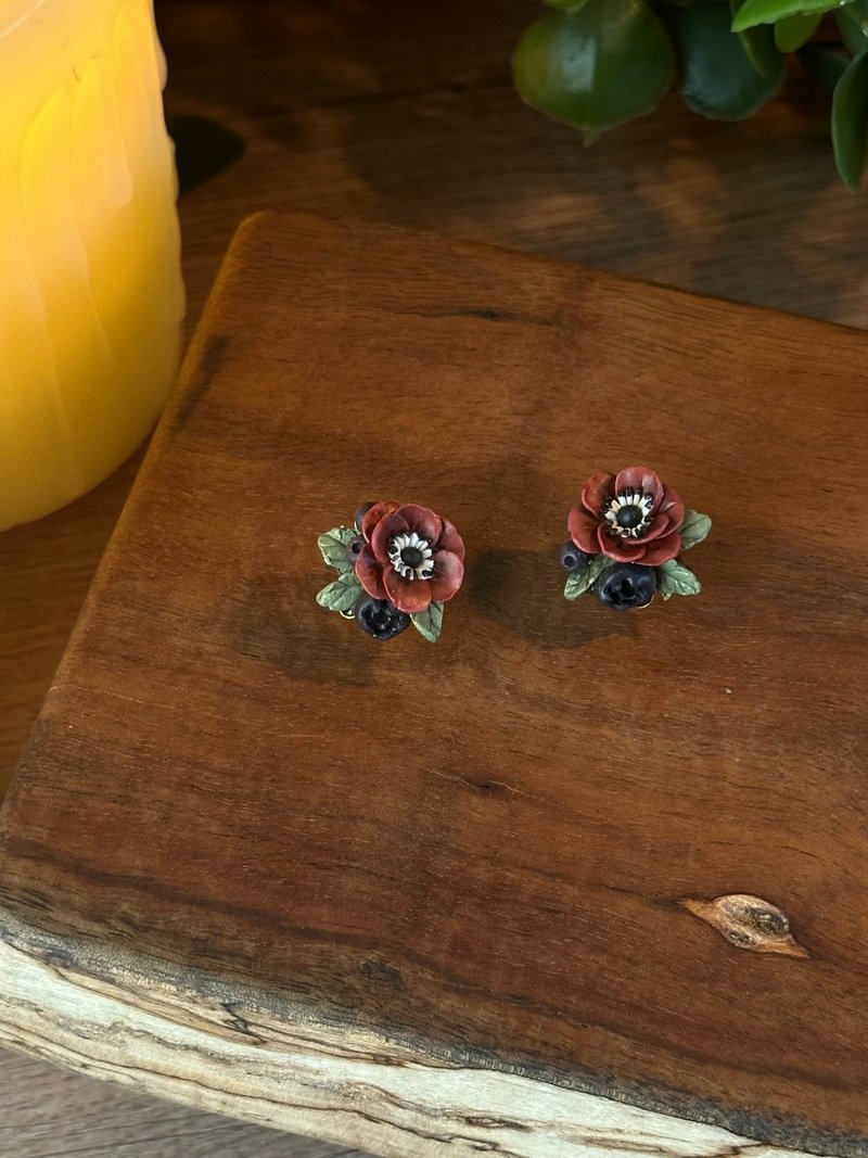 白頭翁花 殷紅色藍莓果 可調式耳夾 - 耳環/耳夾/耳骨夾 - 陶 紅色