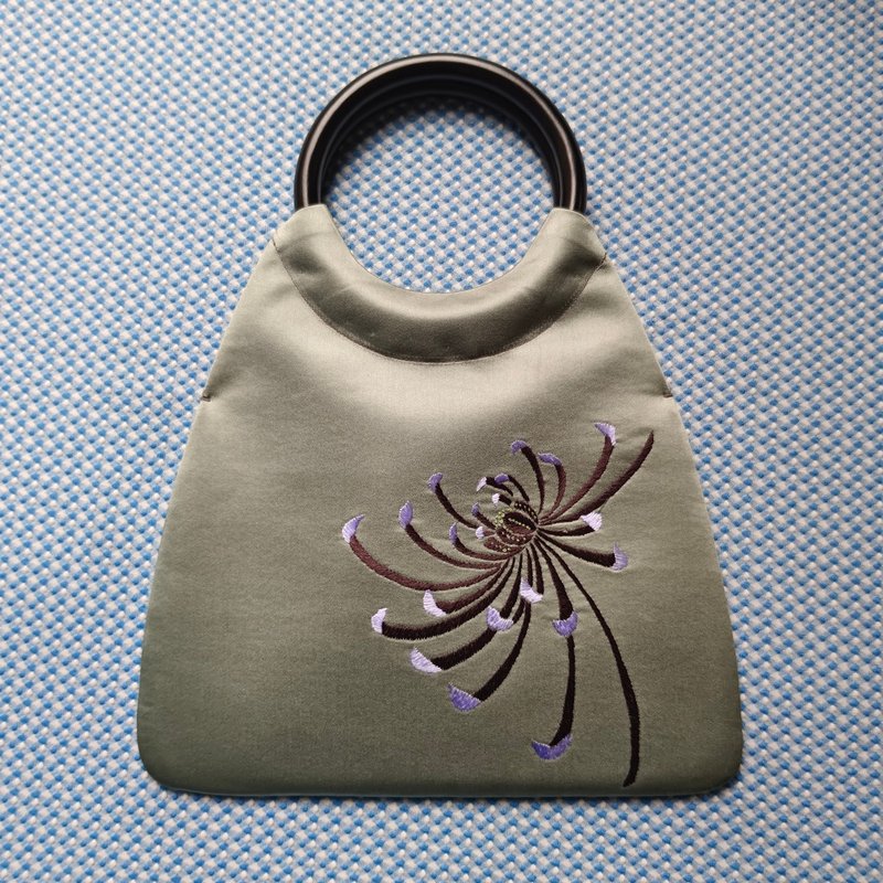 青菊手工繡制包/ 絲綢包 手工刺繡包 菊花 蘇繡 圓把手包 緞面 - 手提包/手提袋 - 絲．絹 灰色