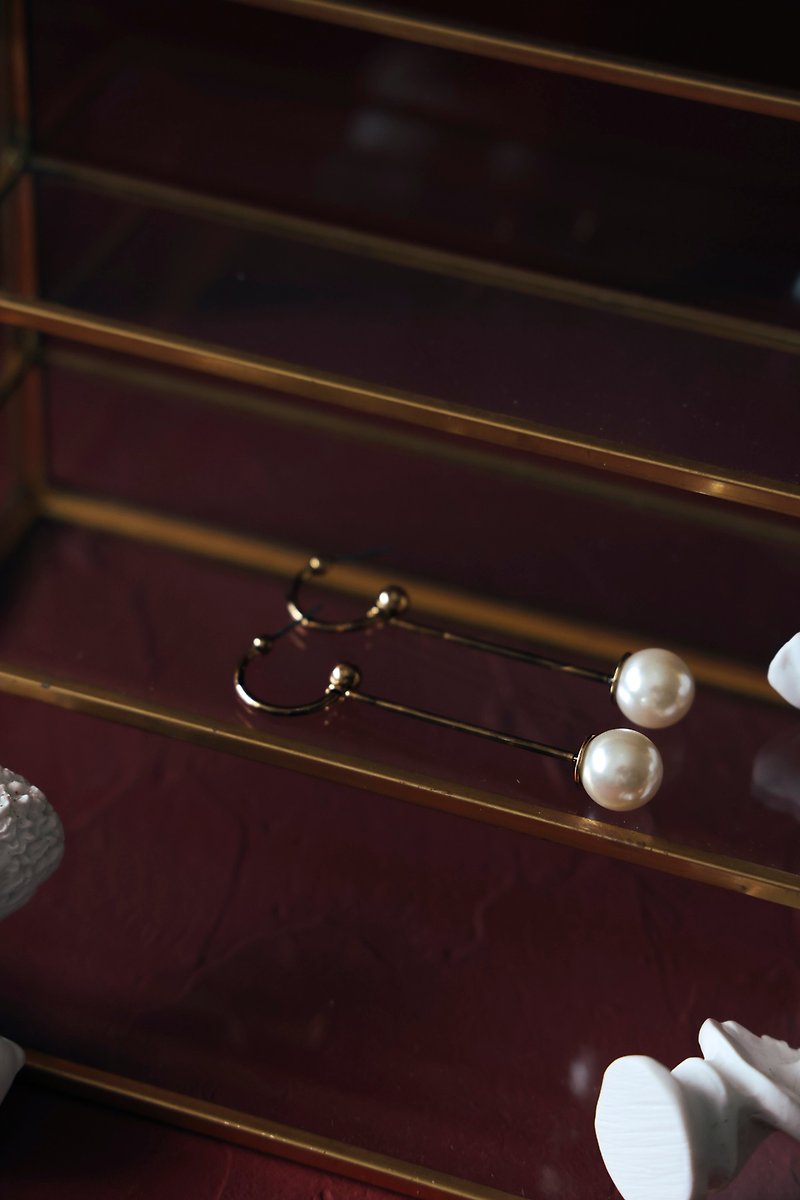 COR-DATE / geometry / pendant pearl earrings / white