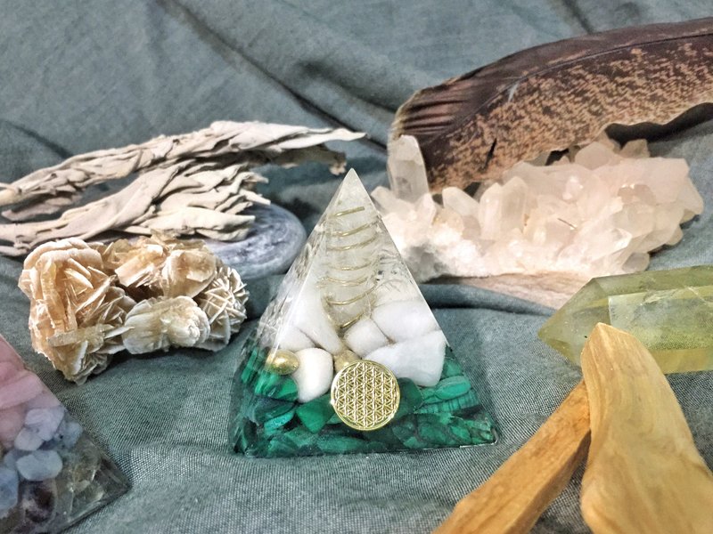 Orgonite 能量塔 — 白水晶柱、白玉髓、孔雀石 - 擺飾/家飾品 - 寶石 綠色