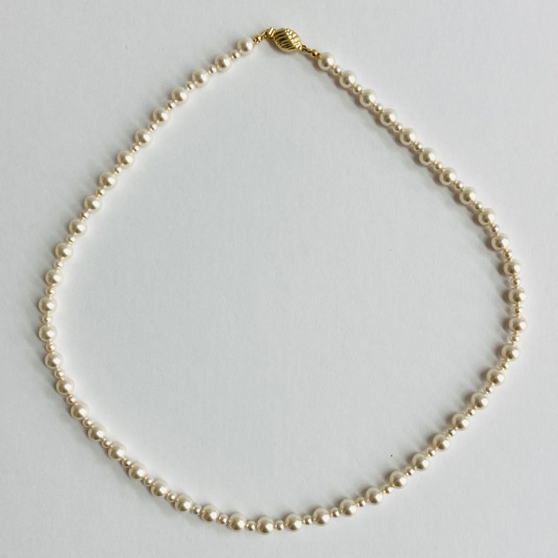 Shell pearl design necklace/5.5mm approx. 45cm/white beige/G/made in Japan - Necklaces - Shell White