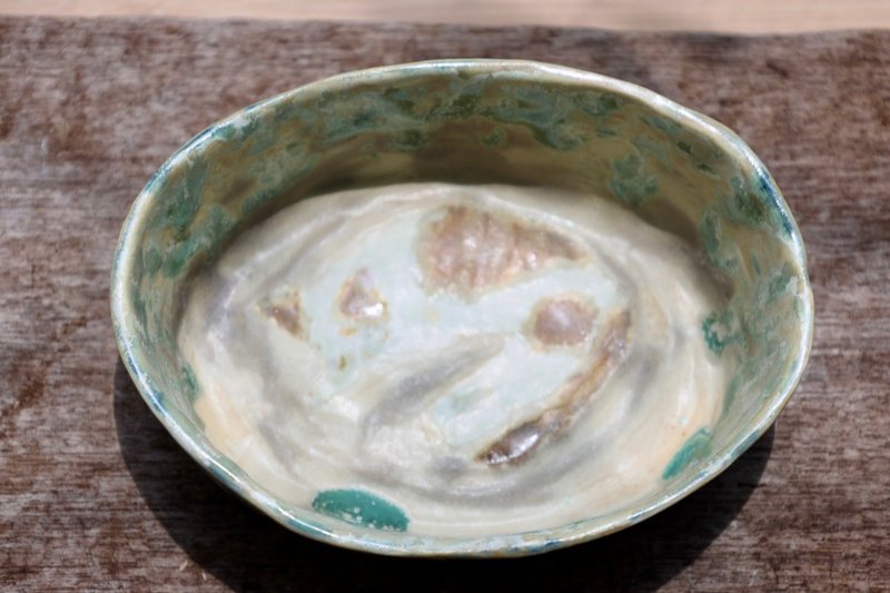 【情人節禮物】湖光森林手繪寵物手捏橢圓碗晶礦光澤流釉感器皿擺 - 碗 - 陶 卡其色