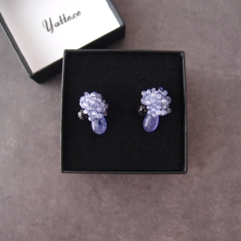 【天然石刺繍 ピアス】Tanzanite × Iolite Earrings - 耳環/耳夾/耳骨夾 - 寶石 藍色