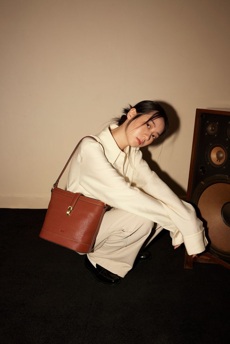 金屬釦兩用水桶包 - 側背包/斜背包 - 真皮 咖啡色