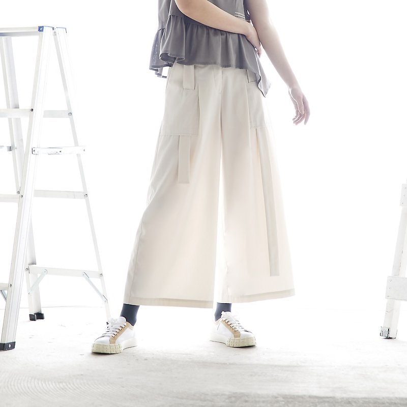 Casual wide pants with attractive long and short embossed belts