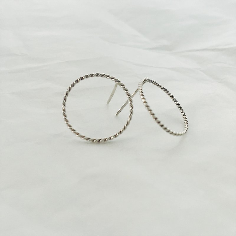 麻花圓型耳環 - 耳環/耳夾 - 其他金屬 白色