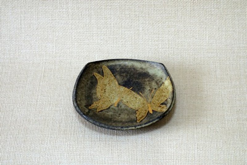 Four sides plate (golden butterfly) - จานเล็ก - ดินเผา 