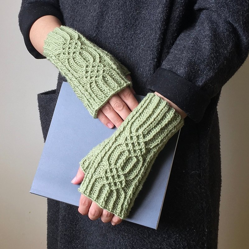 曉織物-手工編織羊毛立體花紋露指手套-結 (粉綠/現貨） - 手套 - 羊毛 綠色