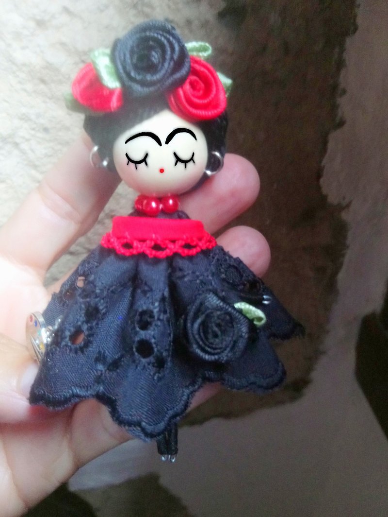 Brooch doll Frida Kahlo - 胸針 - 木頭 黑色