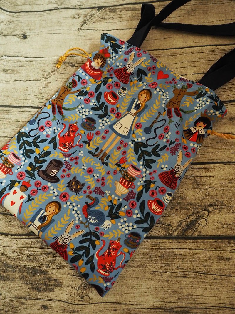 英國製作 粉藍愛麗絲夢遊仙境 手挽側揹索繩袋 側背包 - 側背包/斜背包 - 棉．麻 多色