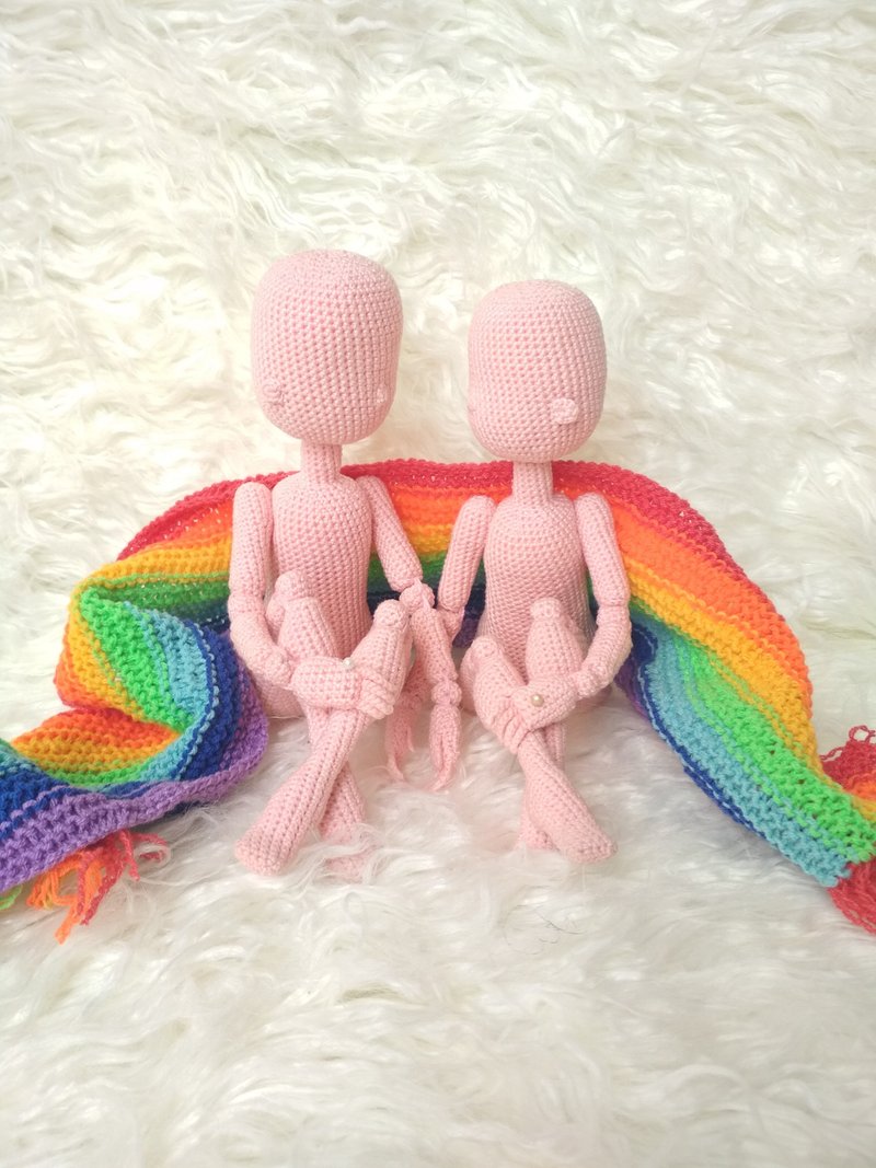 Dolls body. Rainbow high body. Lesbian home decor. Fantasy LGBT pride couple. - ตุ๊กตา - ผ้าฝ้าย/ผ้าลินิน สึชมพู