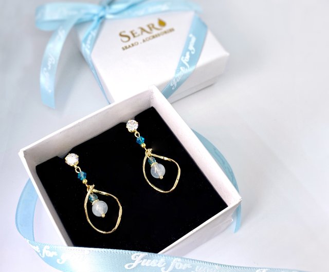 ツイストクリスタルとブルー天然石のピアス ブルーフローライトピアス ペアシェイブ しずく型天然石