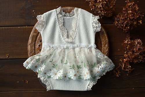 Divaprops White romper for newborn girls: the perfect outfit for a little girl