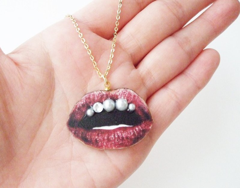 Lips necklace ☆ thick lips wooden necklace - สร้อยคอ - ไม้ สีแดง