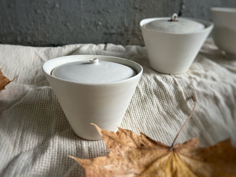 桌上的白瓷糖霜 / 蓋碗茶杯 蓋杯 茶具 - 肚臍款 - 茶壺/茶杯/茶具 - 瓷 白色