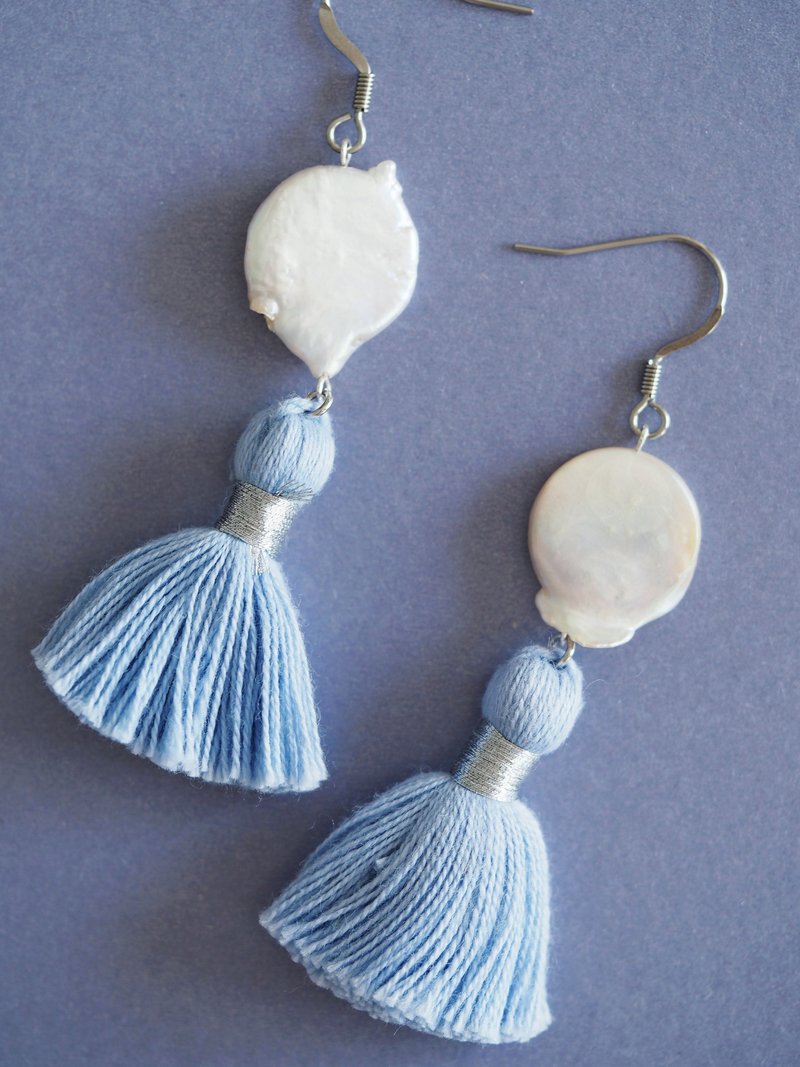 White freshwater pearl earrings / Blue tassel earrings - 耳環/耳夾/耳骨夾 - 繡線 藍色