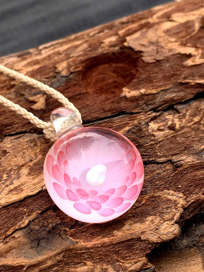 boroccus flower pattern glass pendant - Necklaces - Glass Pink