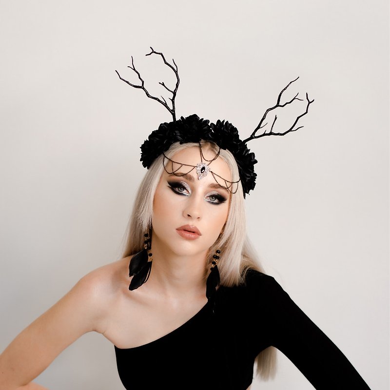 Antler headpiece Black flower crown Gothic headdress Horns headband Halloween - 髮飾 - 絲．絹 黑色