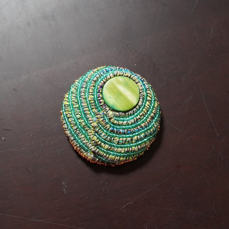 渦のブローチ3 ビーズ刺繍　グリーン - 胸針 - 貝殼 綠色
