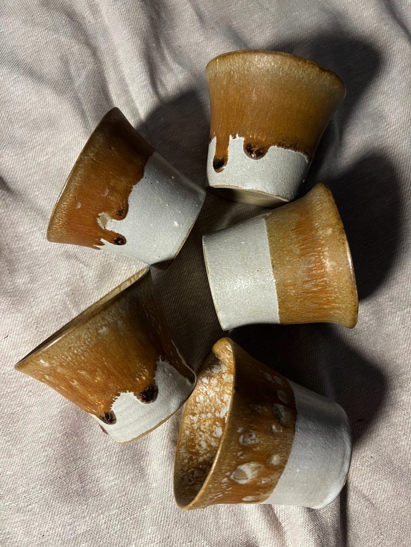 Fluid Chinese style slanted cup - Cups - Pottery 