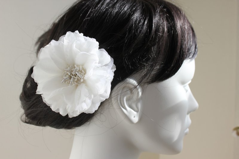 芍薬コサージュ 白　卒業式入学式結婚式パーティー浴衣姿にも - 胸花/手腕花 - 棉．麻 白色