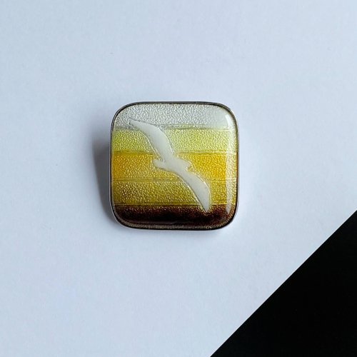 otashippo かもめ【Yellow Ocher】七寶焼のブローチ 純銀箔押し七寶