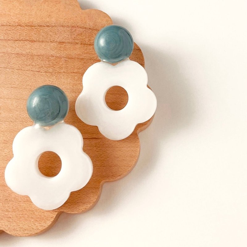 【Water Drops and Flowers】Resin Earrings - ต่างหู - เรซิน ขาว