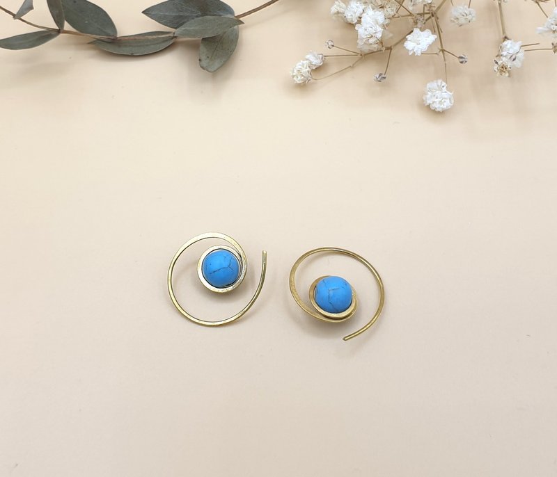 Handmade circular earring with turquoise stone - 耳環/耳夾/耳骨夾 - 其他金屬 金色