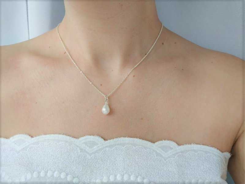 Floating Freshwater Pearl Necklace, Dainty Gold pearl necklace. - 項鍊 - 珍珠 金色