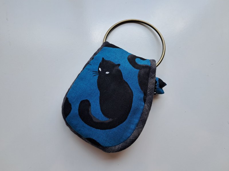 Butler Key Case_Cool Black Cat on Blue Background_Bronze Fixed Type - ที่ห้อยกุญแจ - ผ้าฝ้าย/ผ้าลินิน สีน้ำเงิน